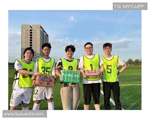 足球明星化身老人展现青春活力踢球挑战年龄界限