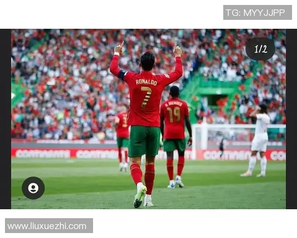 足球明星闪耀赛场背影图展现激情与荣耀的完美结合