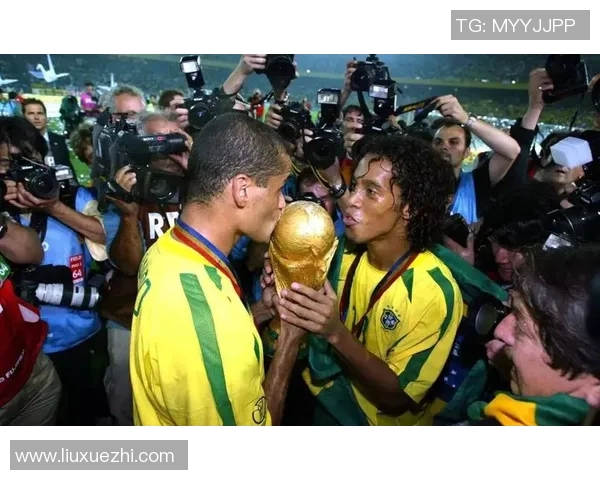 巴西足球传奇小罗的辉煌生涯与个人成就全解析